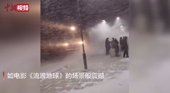 黑龙江火车驶过掀起巨大雪浪 犹如电源特效