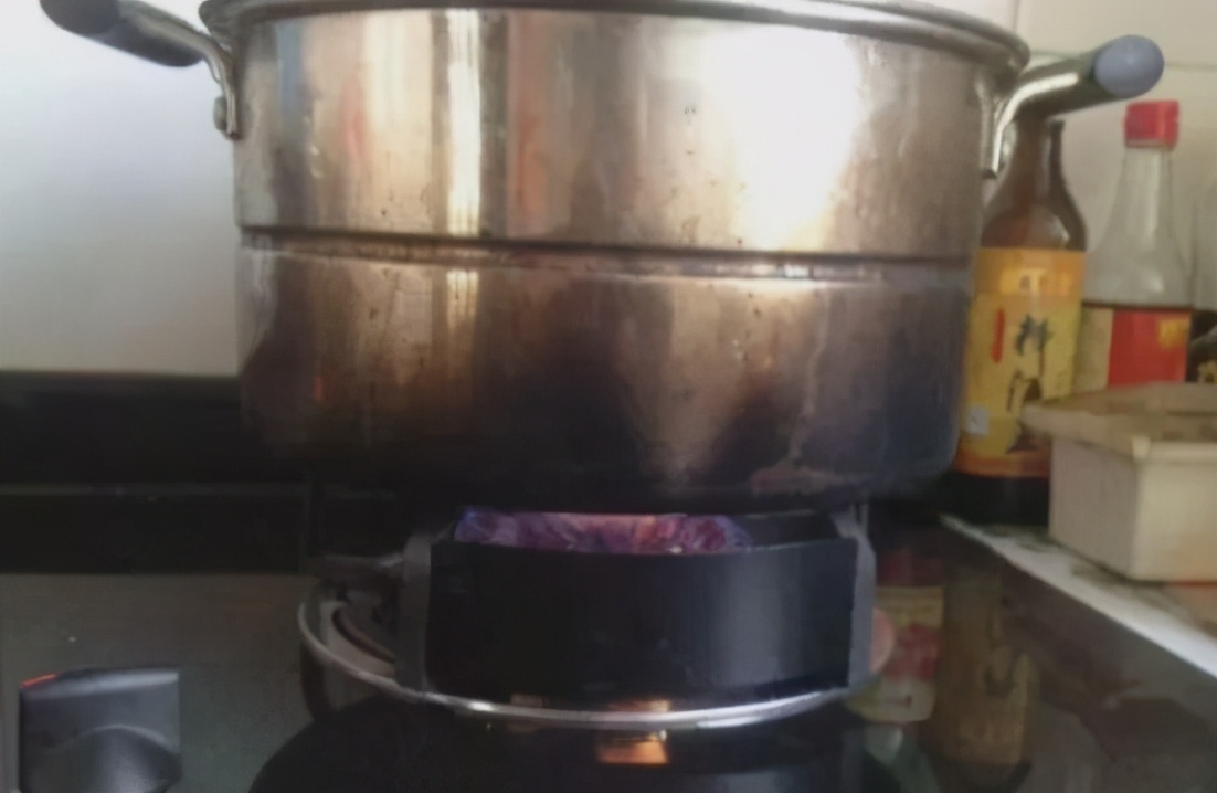 铁锅被烧糊变黑怎么处理 锅烧糊了上面黑怎么办