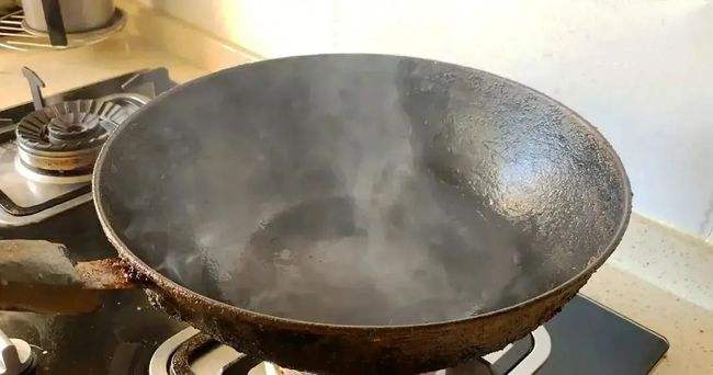 铁锅上的黑垢怎样去除 如何清理铁锅里面的黑垢