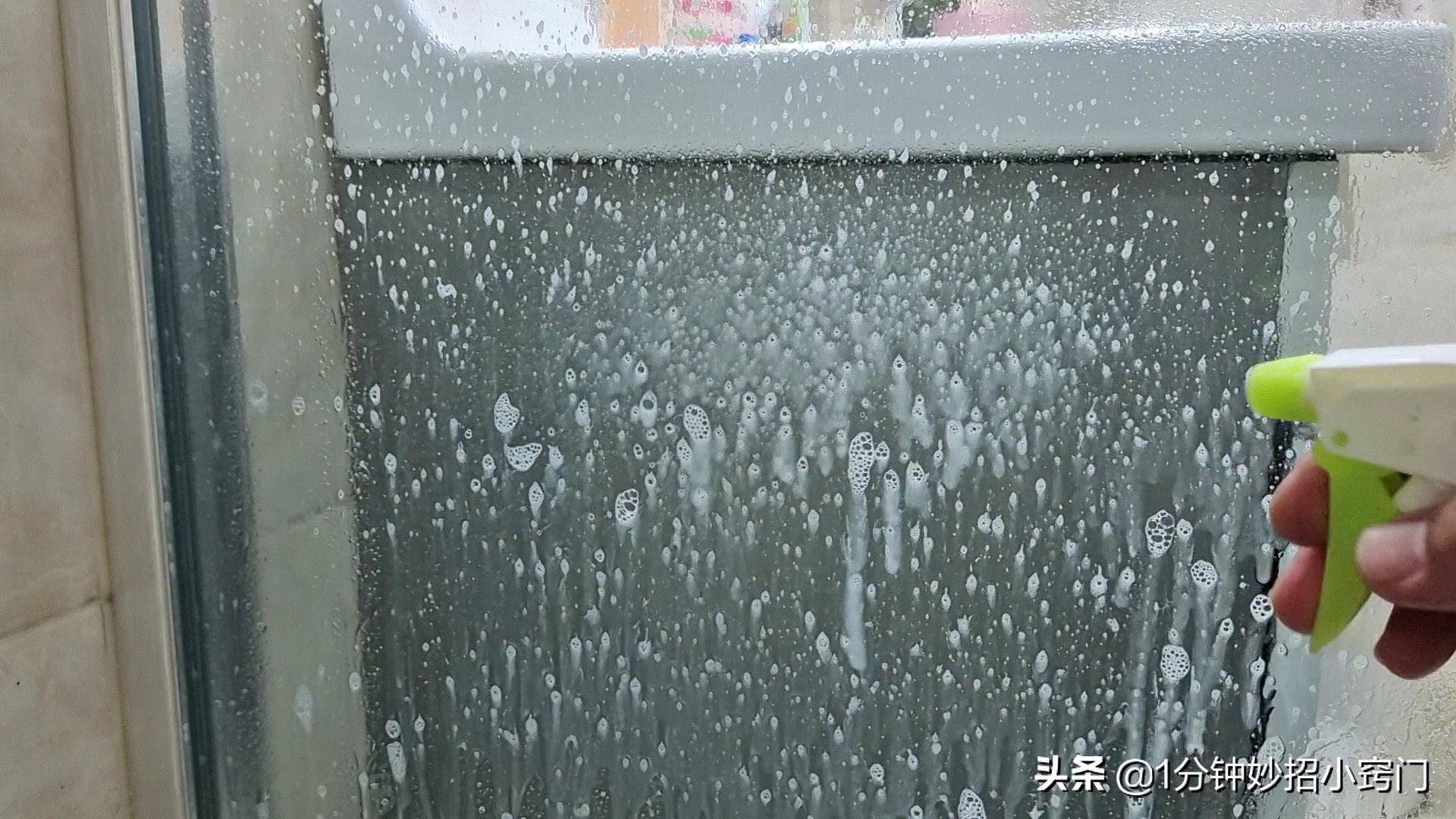 浴室玻璃门上的水垢怎么处理 玻璃上的水渍怎么处理