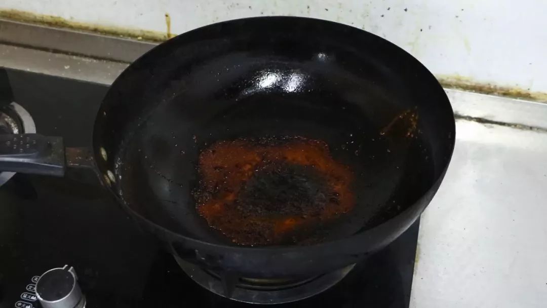 清除锅底糊垢的最好方法 平底锅底烧糊的黑垢怎么去除