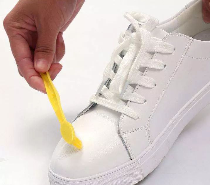 怎么刷鞋子干净又白 鞋黄了怎样才能把鞋子刷的更干净