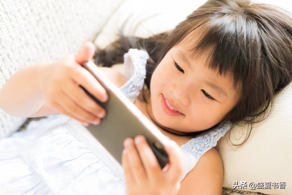 现在的小孩子沉迷手机怎么办 孩子迷恋手机怎样教育