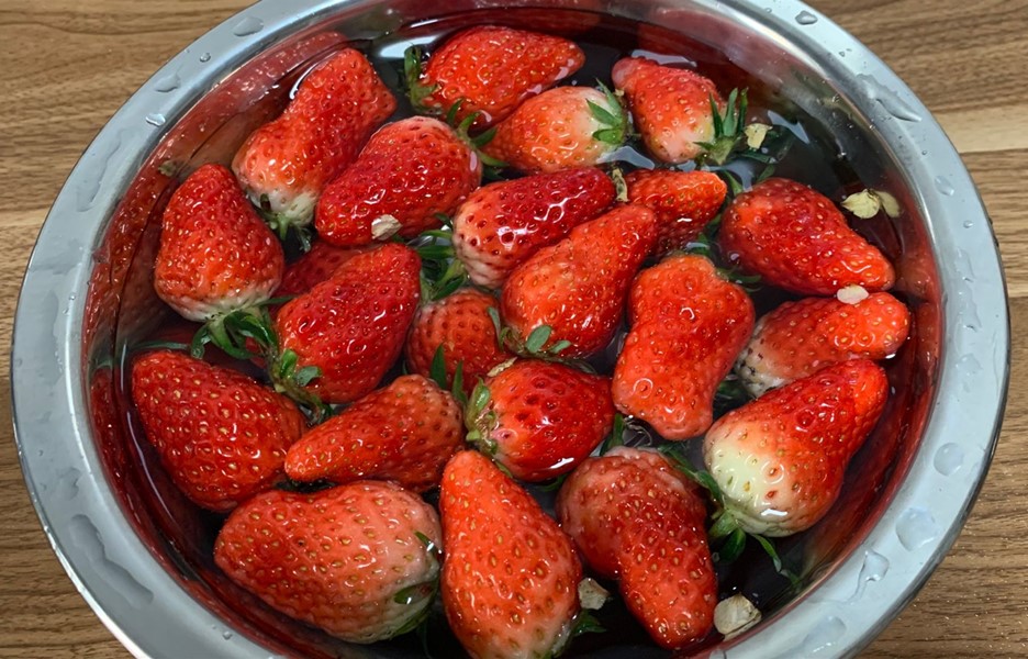 草莓怎么清洗比较干净 买回来的新鲜草莓如何清洗小妙招