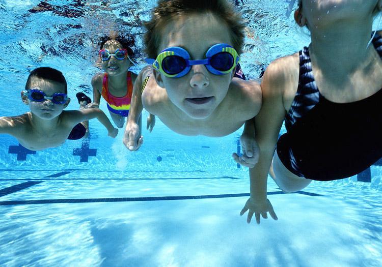 小孩学游泳的最佳年龄 小孩子游泳几岁开始有比较好