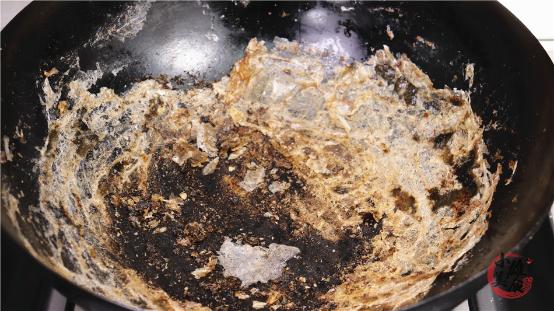 锅底烧糊的黑垢怎么去除 铁锅外面的黑垢是怎么形成的